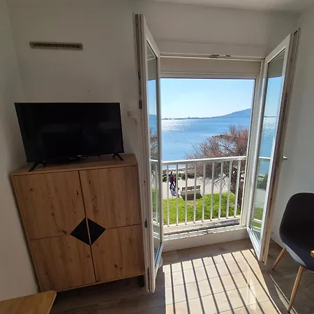 19m2 Classe 1, Vue Sur Etang De Thau, 200m Des Cures, 2eme Etage Sans Ascenseur