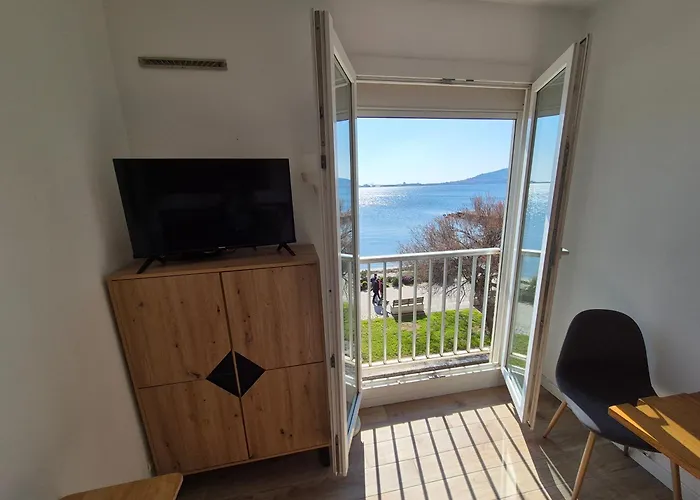 19m2 Classe 1, Vue Sur Etang De Thau, 200m Des Cures, 2eme Etage Sans Ascenseur